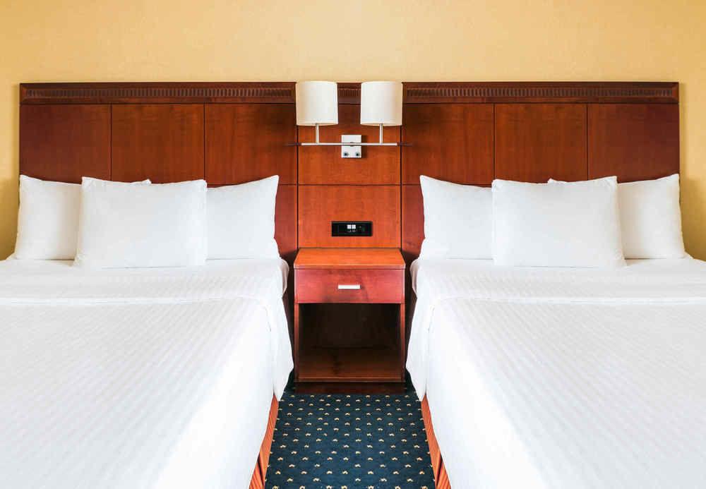 Courtyard By Marriott Prague City Екстериор снимка