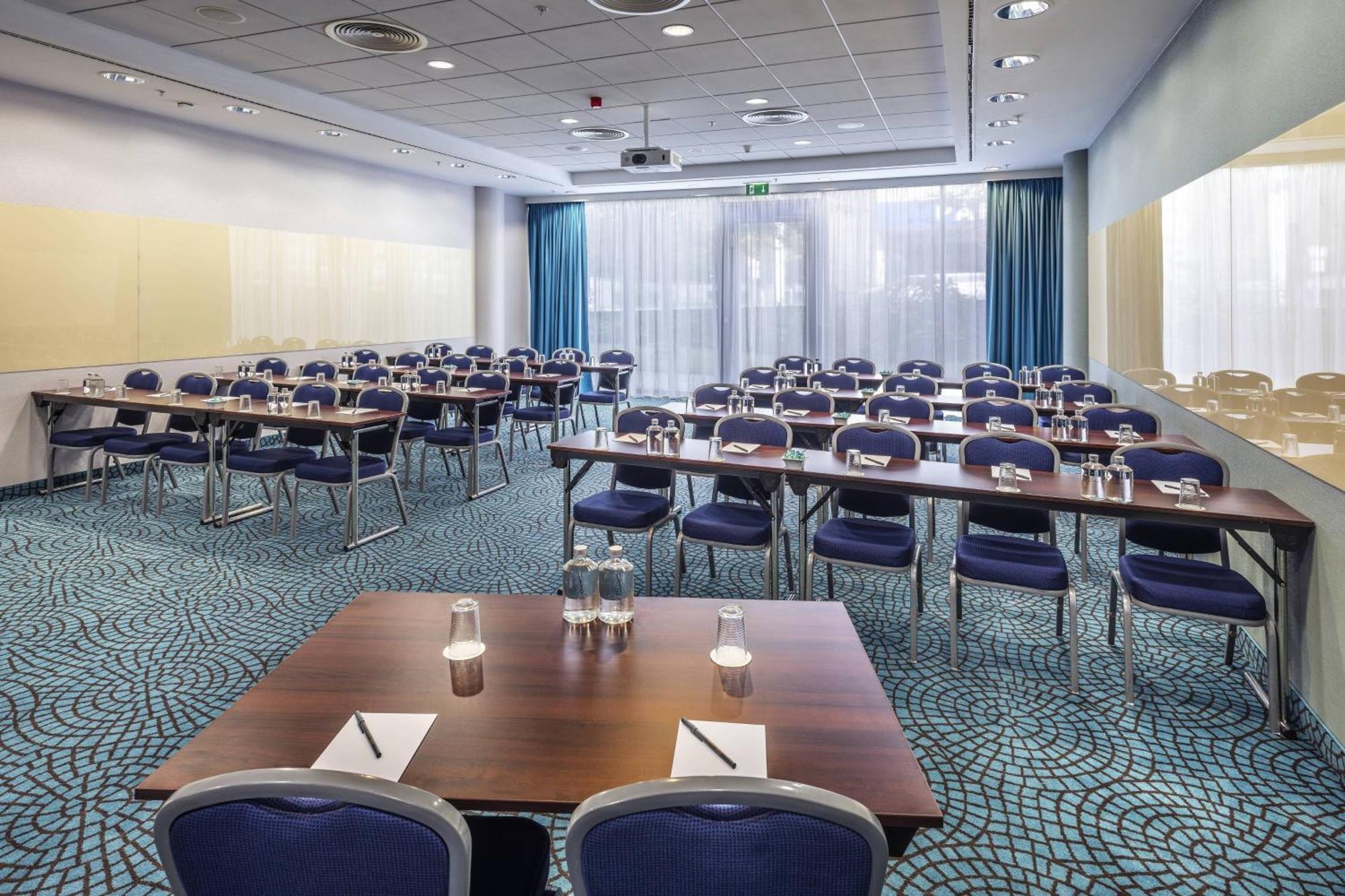 Courtyard By Marriott Prague City Бизнес снимка