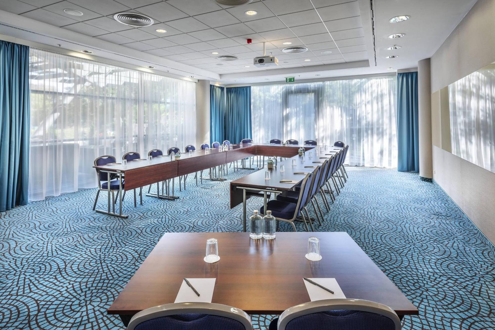 Courtyard By Marriott Prague City Бизнес снимка