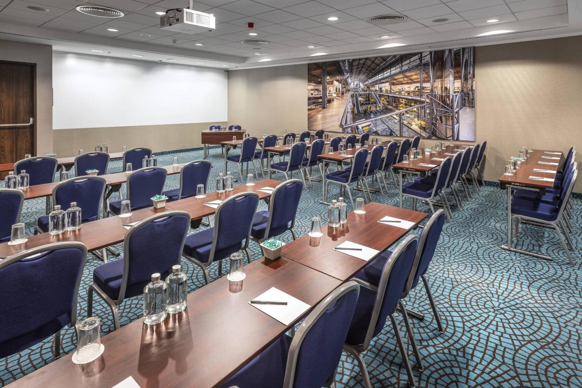 Courtyard By Marriott Prague City Бизнес снимка