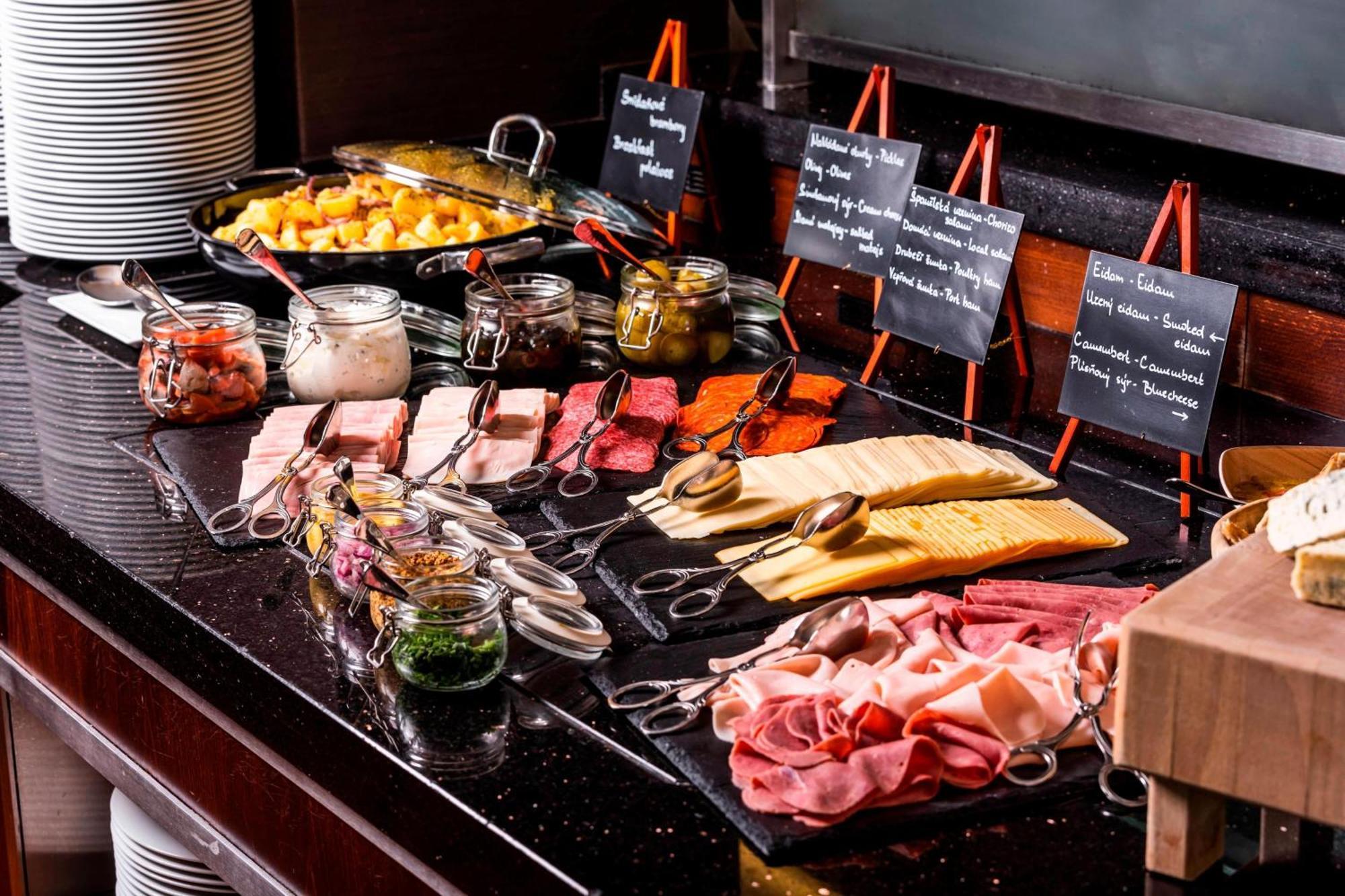Courtyard By Marriott Prague City Ресторант снимка
