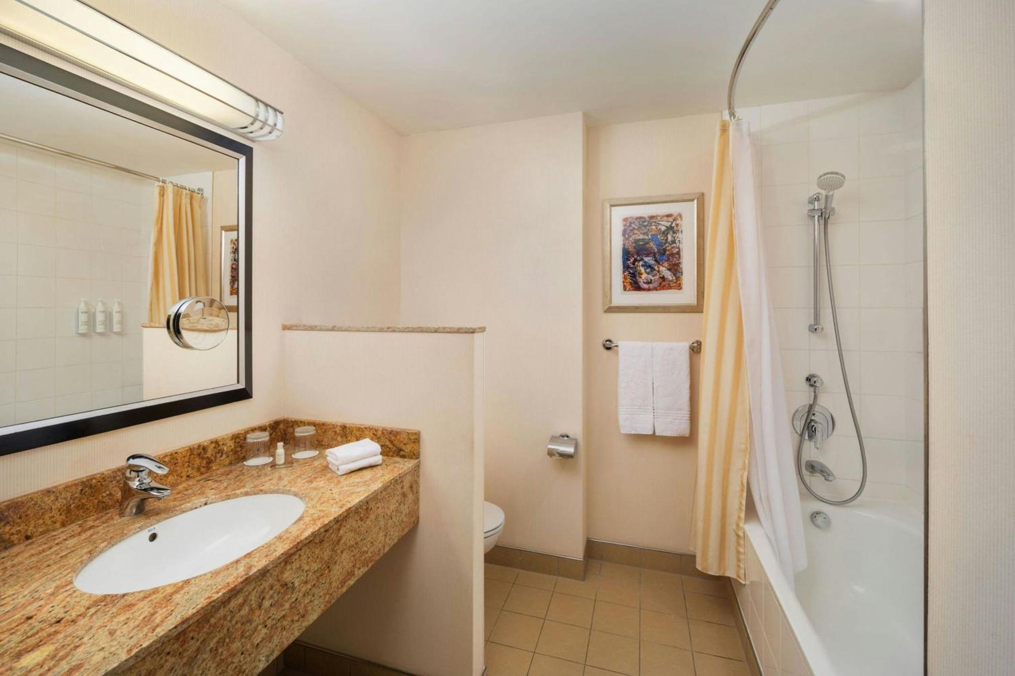 Courtyard By Marriott Prague City Екстериор снимка